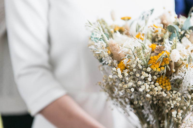 la mariée avec son bouquet de fleurs séchées