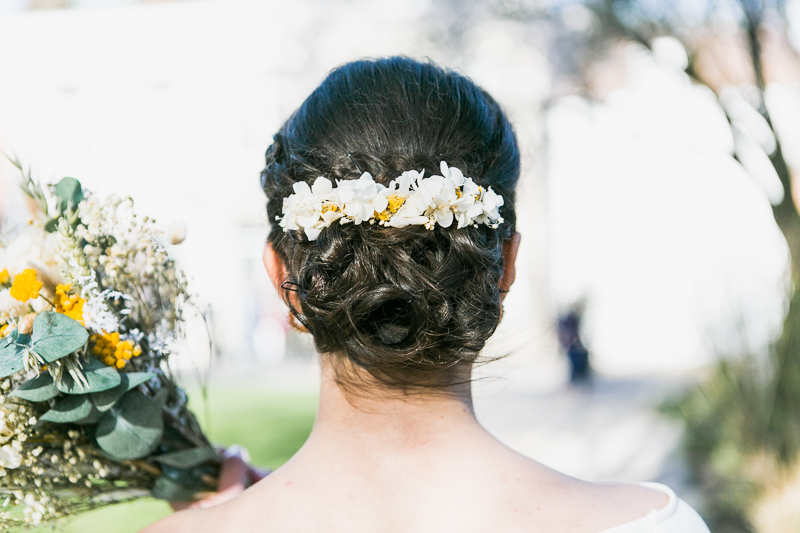 la coiffure de mariée avec des fleurs séchées